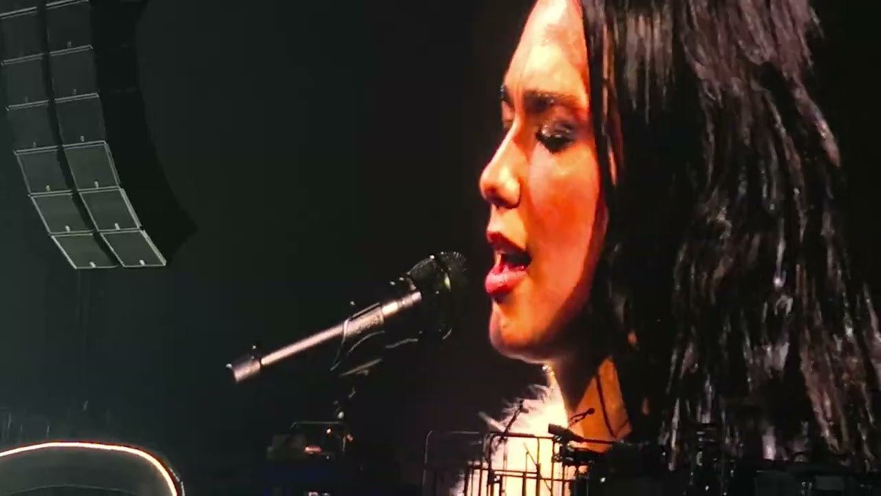 Dua Lipa & Neil Finn Live - Don't Dream it over (Radical Optimism Tour 2025 NZ) - YouTube